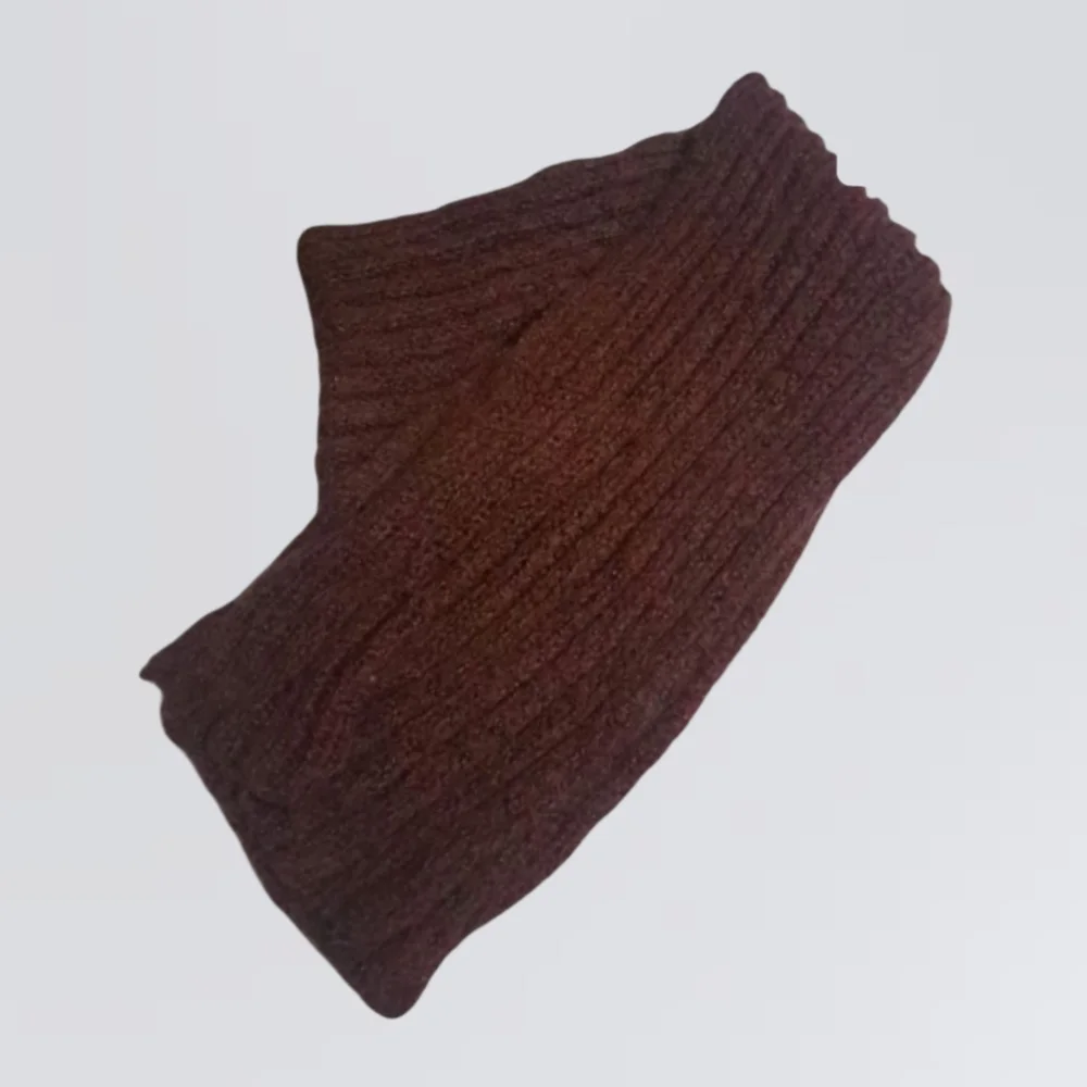 👣4/$20. Elegant Burgundy Knit Scarf